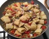 Foto del passaggio 4 della ricetta Mezzi paccheri ondulati con le sarde alla ligure rivisitate