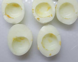 Foto del paso 2 de la receta: Huevos rellenos de atun y tomate