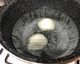 Foto del paso 2 de la receta: Brócoli con patatas y cebolla hervido y aliñado con Vidalim