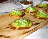 Hình bước làm 3 của món Bruschetta Bơ và Phô Mai Parmesan