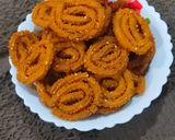 A picture of step 4 of Rice flour chakli.