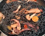 Foto del passaggio 10 della ricetta Spaghetti al nero di seppia homemade,con frutti di mare, gamberi e calamari