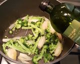A picture of step 4 of Prawny pesto pasta.