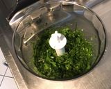 Une image de l'étape 5 de Pesto de fanes de radis à l ail fumé et trois fromages (recette anti gaspi).