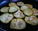 Foto del paso 1 de la receta: Berenjenas asadas bañadas en zatar y tomate con queso mozzarella