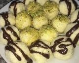 صورة لخطوة 2 من وصفة كرات جوز الهند بمكونين