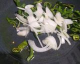 Foto del paso 1 de la receta: Chile poblano con queso y chorizo en salsa 🧀🌶️🍅