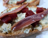 Foto del paso 3 de la receta: Tosta de queso azul, tacos de guayaba y anchoas