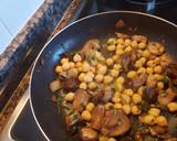 Foto del paso 3 de la receta: Garbanzos con setas y butifarra