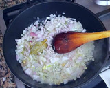 Foto del paso 3 de la receta: Pollo asado con manzanas ácidas y salsa suave de chocolate
