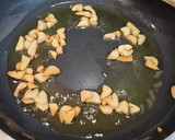 Foto del paso 3 de la receta: Salteado de pulpo, champiñones, patatas y gambas