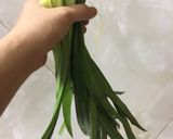 Hình bước làm 1 của món Xôi khúc lá dứa bọc trứng muối