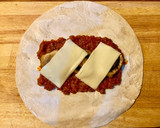 Foto del paso 1 de la receta: Burrito de boloñesa, champis y ensalada de tomate, aguacate y lima