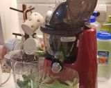 รูปขั้นตอนการทำที่ 2 ของ น้ำผักปั่น Cold pressed สูตร Detox Green Juice จากหนังสือสูตร