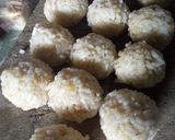 Foto langkah ke 3 dari resep Bola-bola nasi simple.