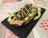 Foto del paso 6 de la receta: Tostada de tortilla y jamón york, aguacate y canónigos