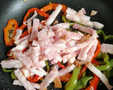 Foto del paso 3 de la receta: Tostas de pimientos y bacon