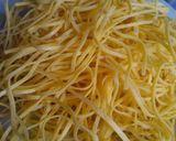 Foto del passaggio 7 della ricetta Tagliolini, crema di zucchine e pinoli con fiori croccanti