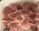 Foto del paso 2 de la receta: Chuletas de cordero 🍖 con rollos de verdura🥬 🍖
