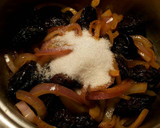 Foto del paso 9 de la receta: Cebollas caramelizadas, con pasas y ciruelas