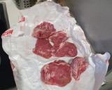 Foto del paso 1 de la receta: Carrilleras de cerdo con salsa de nueces