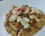 Foto del paso 7 de la receta: Torticas de coliflor a la pizza🍕de cebolla caramelizada🧅, queso crema🧀, tomate🍅