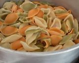 Foto do passo 1 de Macarrão concha com chouriços e cogumelos
