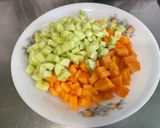 Une image de l'étape 6 de Salade composée de melon, tomates, concombre, oignon doux, feta et menthe.