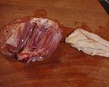 Foto del paso 1 de la receta: Muslos de pollo deshuesados con tandoori y nuez sobre arroz blanco