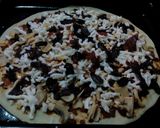 صورة لخطوة 3 من وصفة بيتزا كل مكوناتها من صنع ايديا🍕🍟🍴