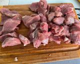 Une image de l'étape 1 de Veau mariné sauce BBQ à l’ail et oignon rouge.