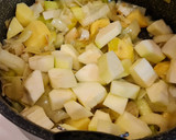 Foto del paso 3 de la receta: Solomillo de cerdo en salsa de calabacín, puerros y queso