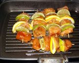 Foto del paso 2 de la receta: Brochetas de salmón con tamari y salsa de ostras