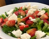 صورة لخطوة 1 من وصفة سلطة الفراولة وجبنة الفيتا 🍓🧀
