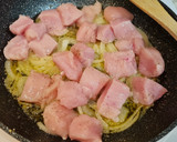 Foto del paso 2 de la receta: Salteado de pollo con pimientos tricolor y tomate al orégano