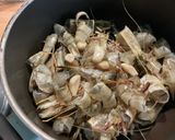 Une image de l'étape 4 de Bouillon de gambas à l’ail et herbes aromatiques.