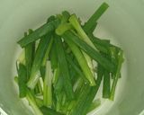 Foto langkah ke 1 dari resep Scallion Oil (minyak daun bawang).