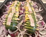 Foto del paso 3 de la receta: Calabacines Hasselback con Panceta y Gouda sobre Lecho de Tomate y Cebolla