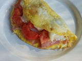 Omelette de jamón, queso y tomate