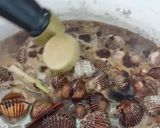 Gambar langkah 7 resipi Kerang masak kicap pekat likat.