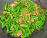 Foto langkah ke 5 dari resep Oseng Buncis Sosis.