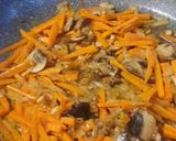 Foto del paso 2 de la receta: Pechuga de pavo en salsa de brandy con portobello y vegetales