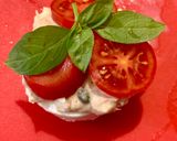 Foto del passaggio 4 della ricetta Burger di mozzarella, con tonno maionese capperi e basilico fresco
