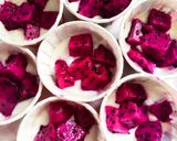 Gambar langkah 3 resipi Dragon Fruit Chocolate Chips Yogurt Bites.