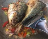 Foto langkah ke 4 dari resep Ikan Kembung Sambel Bawang.