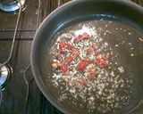 Foto del paso 3 de la receta: Espagueti con sardinas, chiles rúcula y crunchi de panco, orégano, ajo y queso sardo