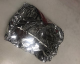 Foto del paso 3 de la receta: Salmón salvaje marinado, a las brasas, con cebolla en paquetito
