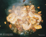 Foto del paso 2 de la receta: Pollo y langostinos al ajillo