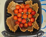 Foto del paso 4 de la receta: Cherrys al Airfryer macerados con hierbas provenzales, AOVE, vinagre de Módena y pimienta molida