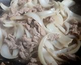 Hình bước làm 2 của món Bò xào hành tây